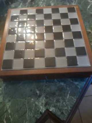 Scacchiera in cristallo con pedine