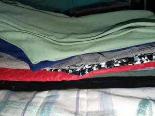 Ropa de mujer por 1€. Pantalones, suéters, trajes