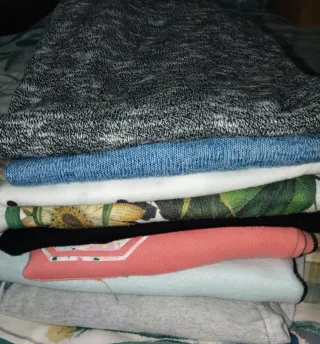 Ropa de mujer por 1€. Pantalones, suéters, trajes