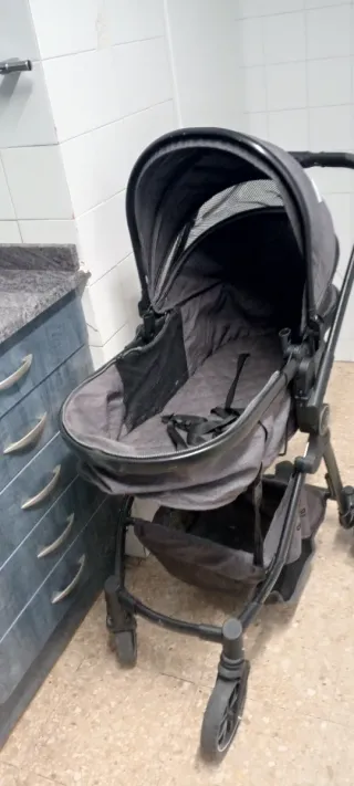 Carrito de bebé gris