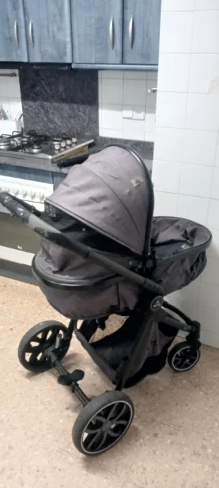 Carrito de bebé gris