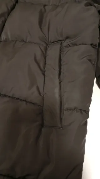 Parka acolchada Stradivarius negra