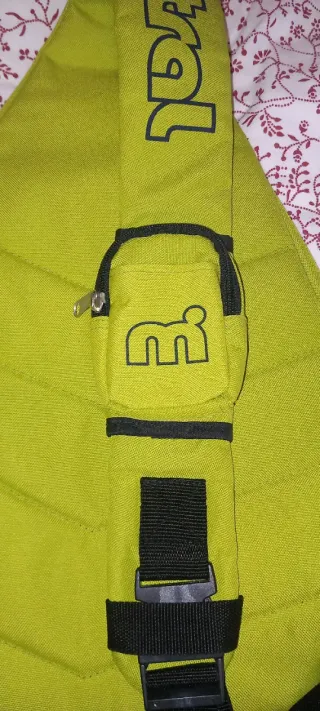 Mochila bandolera Mistral verde y negra