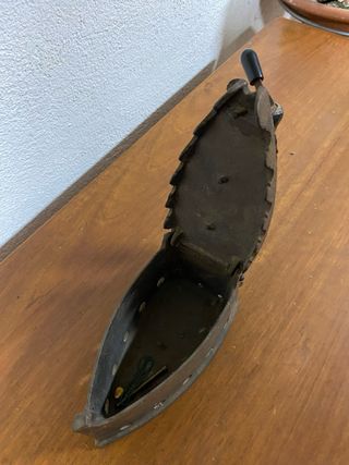 Ferro da stiro antico in ghisa