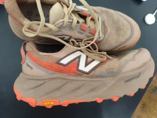 New Balance Hierro v9 Beige/Naranja