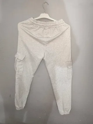 Pantalón cargo gris cómodo