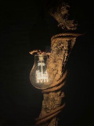 Lámpara artesanal de corcho y madera