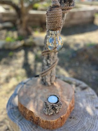 Lámpara artesanal de corcho y madera