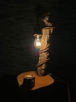 Lámpara artesanal de corcho y madera