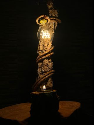 Lámpara artesanal de corcho y madera