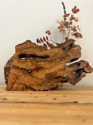 Reloj artesanal de madera natural