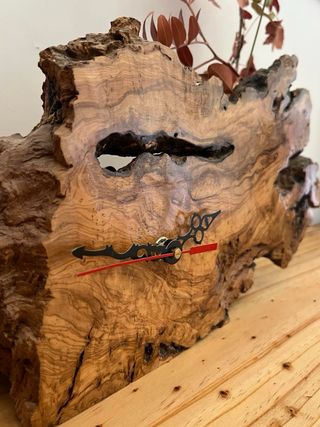 Reloj artesanal de madera natural