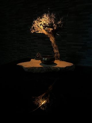 Lámpara artesanal de mesa madera y piedra