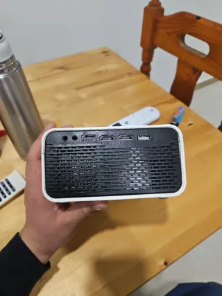 Proyector blanco con cables