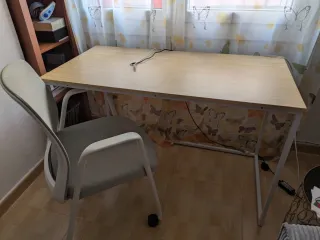 Escritorio madera y silla metal