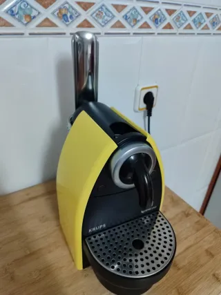 Cafetera Nespresso Krups Amarilla