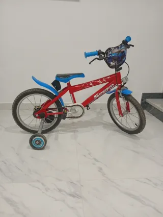 Bicicleta infantil roja con ruedines
