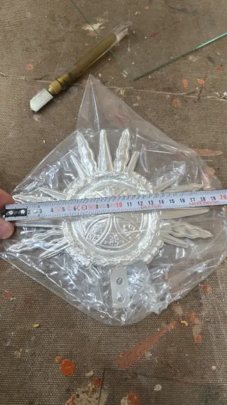 Nimbo plateado con cruz y rayos