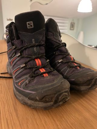 Botas de montaña Salomon moradas y naranjas