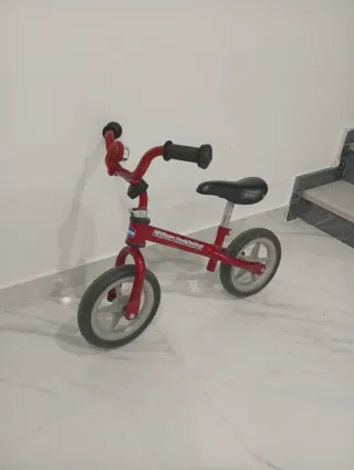 Bicicleta de equilibrio roja para bebé Chicco.