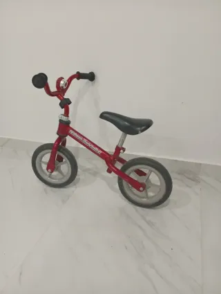 Bicicleta de equilibrio roja para bebé Chicco.