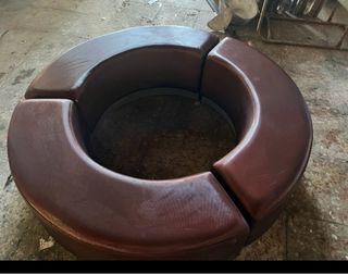 Sofá redondo de piel marrón