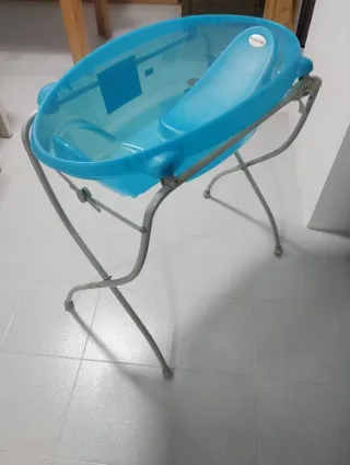 Bañera para bebé azul con soporte