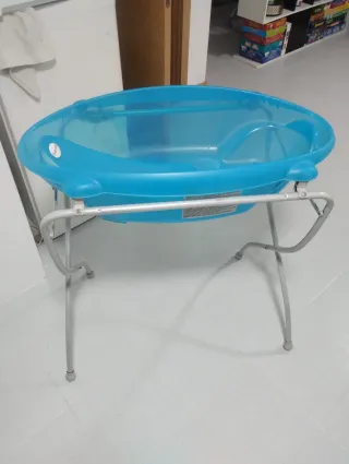 Bañera para bebé azul con soporte