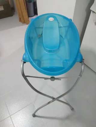 Bañera para bebé azul con soporte