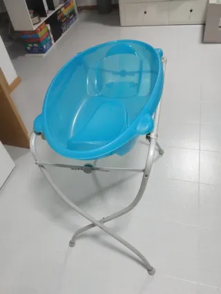 Bañera para bebé azul con soporte