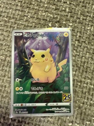 Carta Pokémon Pikachu 25 Aniversario 001/028