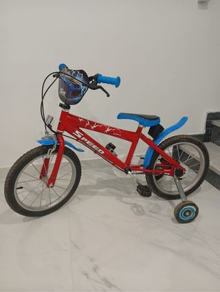 Bicicleta infantil roja con ruedines
