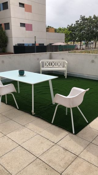 Mesa de comedor de cristal y metal