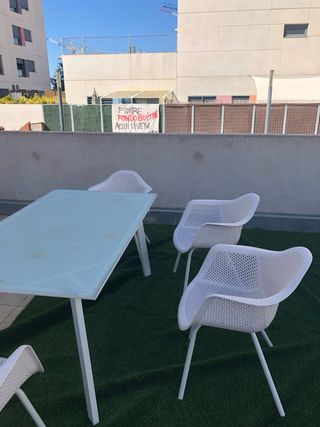 Mesa de comedor de cristal y metal