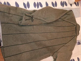 Abrigo marrón y verde