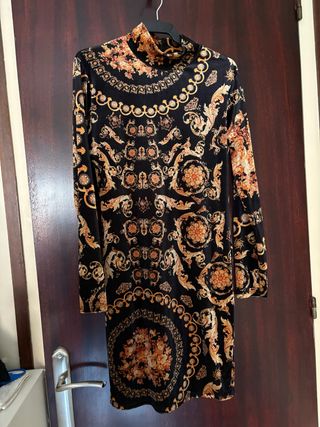 Vestido negro con estampado dorado