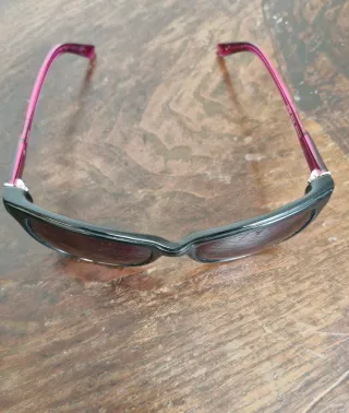 Occhiali da sole Guess neri e violacei.