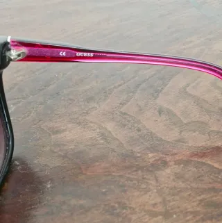 Occhiali da sole Guess neri e violacei.