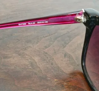 Occhiali da sole Guess neri e violacei.