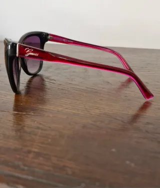 Occhiali da sole Guess neri e violacei.