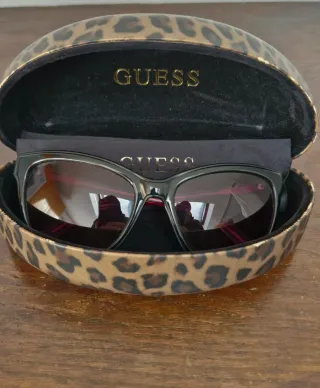 Occhiali da sole Guess neri e violacei.