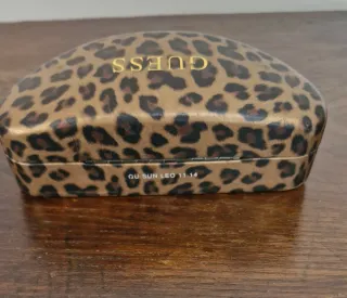 Occhiali da sole Guess neri e violacei.