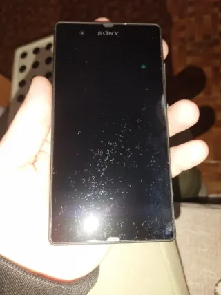 Sony Xperia Z con scatola e telefono