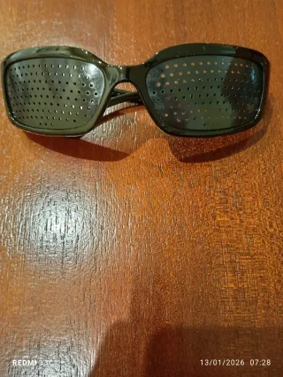 Gafas estenopeicas reticulares.