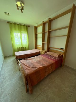 2 Camas y Estantería Madera