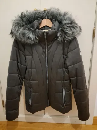 Chaqueta marca ESPRIT con capucha de pelo