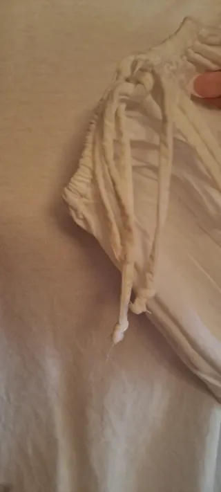 Camiseta blanca manga acampan purificación García