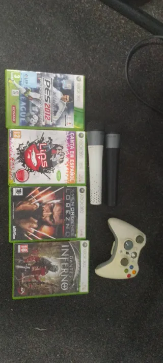 Xbox 360 con 2 controller e 4 giochi e due microfoni