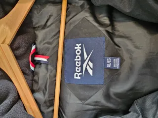 Abrigo plumífero Reebok negro nuevo
