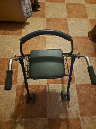 Andador con asiento y ruedas